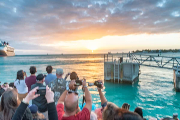 Homályos tekintettel a turisták a naplementét a Mallory Square — Stock Fotó