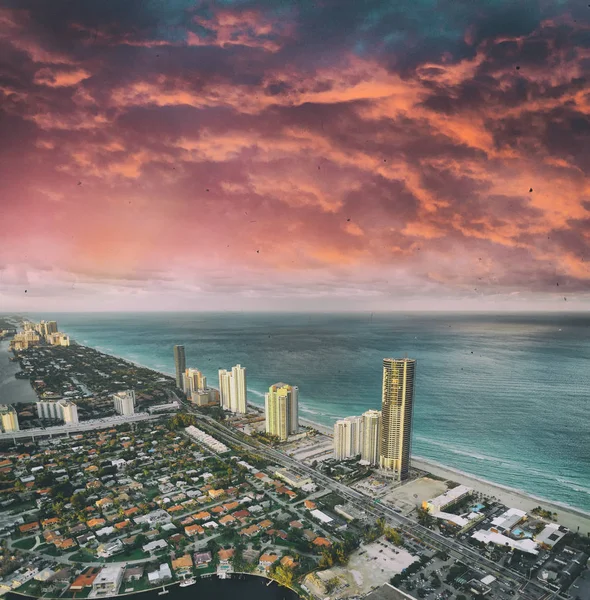 Increíble horizonte de Miami Beach. Vista aérea de los edificios de la ciudad — Foto de Stock