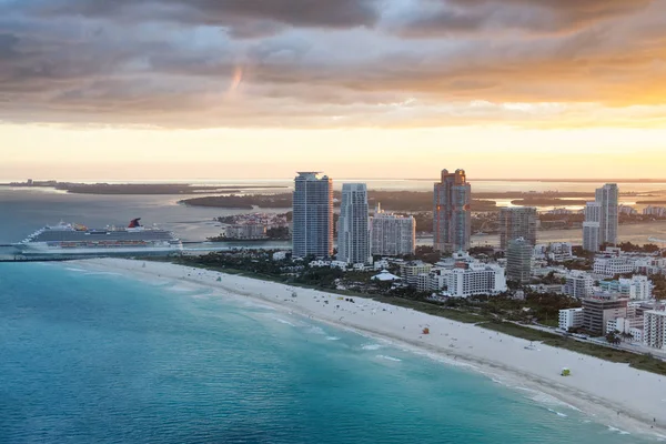 Miami Beach panoramę miasta o zachodzie słońca. Znakomity widok z lotu ptaka z sk — Zdjęcie stockowe