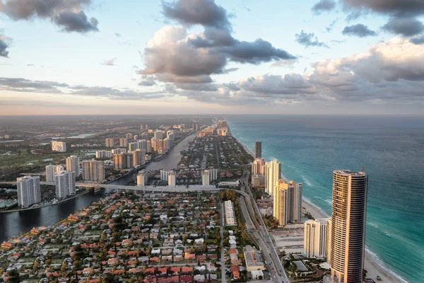 Légifelvételek Miami Beach napnyugtakor helikopter. Város skyli — Stock Fotó