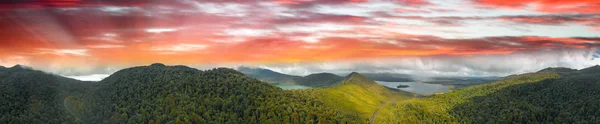 Vista aérea panorâmica dos lagos e da floresta circundante em Tongari — Fotografia de Stock