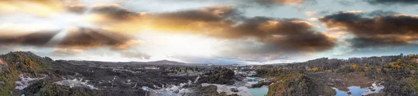 Te Puia National Park in New Zealand. Panoramic aerial view of g — Stock Photo, Image