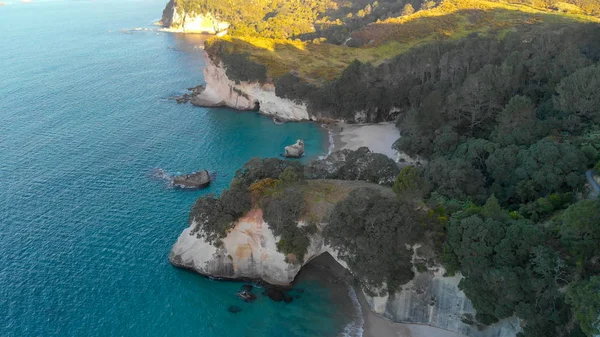 Cathedral Cove kustlinje vid solnedgången. Fantastisk overhead Flygfoto — Stockfoto