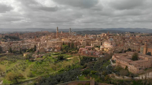 Siena, Tuscany. Beautiful aerial city skyline from surrounding h — Stock Photo, Image