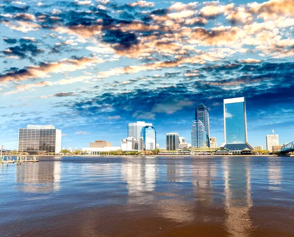 Downtown Jacksonville e St Johns River de Southbank Riverwal — Fotografia de Stock