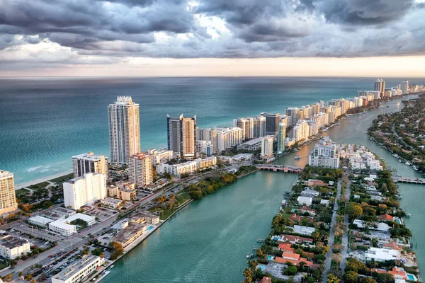 Wolkenkratzer am Strand von Miami. Atemberaubende Luftaufnahme bei Sonnenuntergang mit — Stockfoto