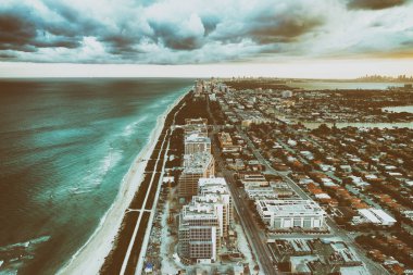 Miami Beach kıyı şeridi alacakaranlıkta. Helicopt muhteşem gün batımı görünümü