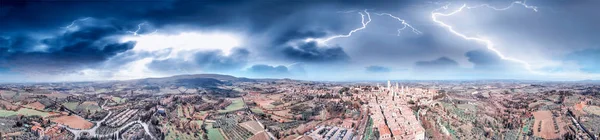 Luchtfoto uitzicht op de skyline van San Gimignano met storm approa — Stockfoto