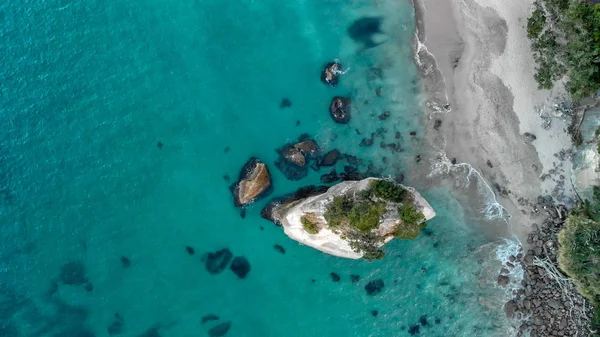 Cathedral Cove costa al atardecer. Increíble vista aérea aérea — Foto de Stock