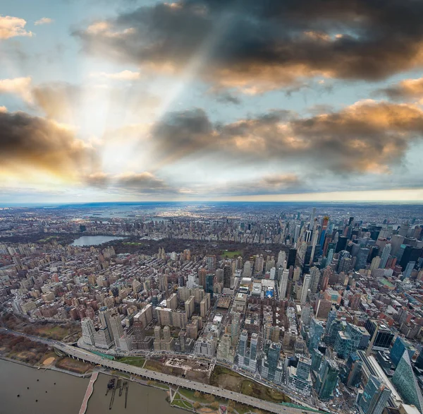 Sağa sola hava görünümü Central Park ve Midtown Manhattan'ın geniş açı — Stok fotoğraf