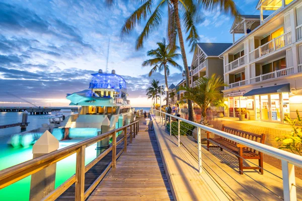 Key West, Fl - 20 februari, 2016: Turister njuta av stadslivet på ni — Stockfoto