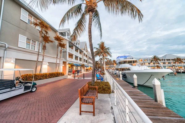 Key West, Fl - 20 februari 2016: Straten van de stad bij zonsondergang langs s — Stockfoto