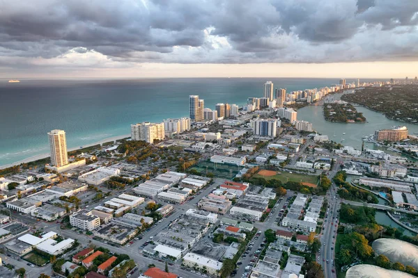 Légifelvételek Miami Beach napnyugtakor helikopter. Város skyli — Stock Fotó