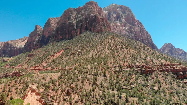 Zion National Park in summer season. Red mountains against blue — Stock Photo, Image