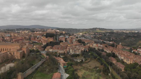 Siena, Toscana. Bella skyline della città aerea da h circostante — Foto Stock