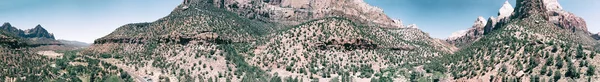 Parco nazionale di Zion nella stagione estiva. Montagne rosse contro il blu — Foto Stock
