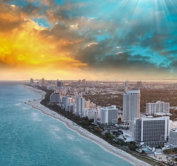 Increíble horizonte de Miami Beach. Vista aérea de los edificios de la ciudad — Foto de Stock