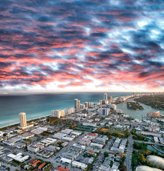 Flygfoto över Miami Beach vid solnedgången från helikopter. Staden skyli — Stockfoto