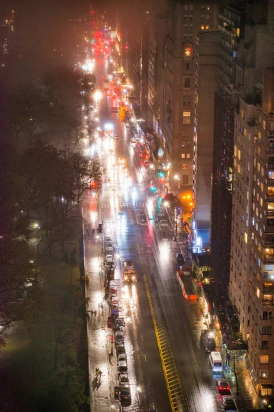 Natt trafik längs femte avenyn. Flygfoto över Manhattan, — Stockfoto