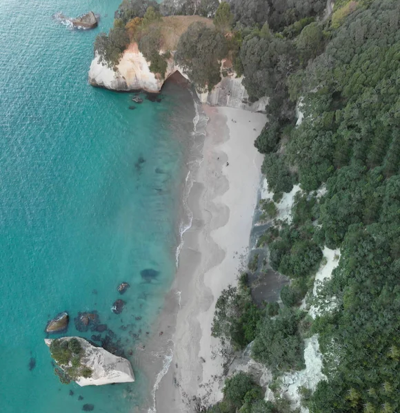 Cathedral Cove costa al atardecer. Increíble vista aérea aérea — Foto de Stock