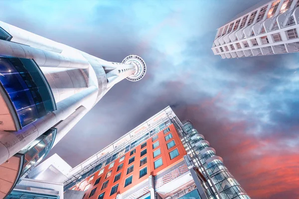 Auckland skyscrapers and tower at night, skyward view from the s — Stock Photo, Image