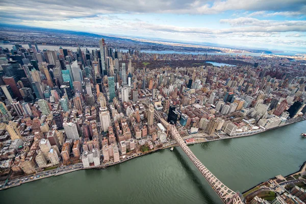 マンハッタンのミッドタウン、セントラルパークの空撮をあちこち広角します。 — ストック写真