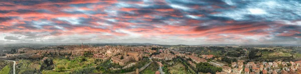 Geweldige panoramische luchtfoto van Siena middeleeuwse skyline bij sunse — Stockfoto