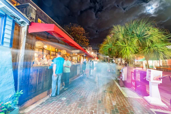 KEY WEST, FL - 20 de FEBRERO de 2016: Los turistas disfrutan de la vida en la ciudad ni — Foto de Stock