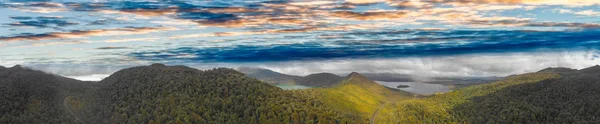Luftaufnahme des Rotoaira-Sees und des umliegenden Waldes in Tongariro — Stockfoto