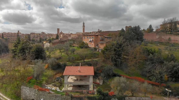 Siena, Toscana. Vackra flygbilder stadssilhuetten från omgivande h — Stockfoto