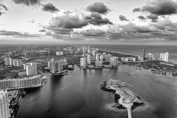 Vista aérea al atardecer del horizonte de Miami desde el helicóptero. Edificios , — Foto de Stock