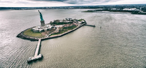 Vista aérea de gran angular de la Isla Libertad y la Estatua de la Libertad , — Foto de Stock