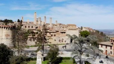 Siena ilinin San Gimignano ortaçağ kentinin hava görüntüleri, Toskana, Italya