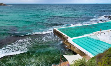 Bulutlu bir günde Bondi Beach kıyı şeridi, Sidney, Avustralya