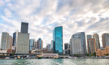 Sydney Harbor yolcu gemisinden Downtown Sydney siluetinin güzel görünümü.