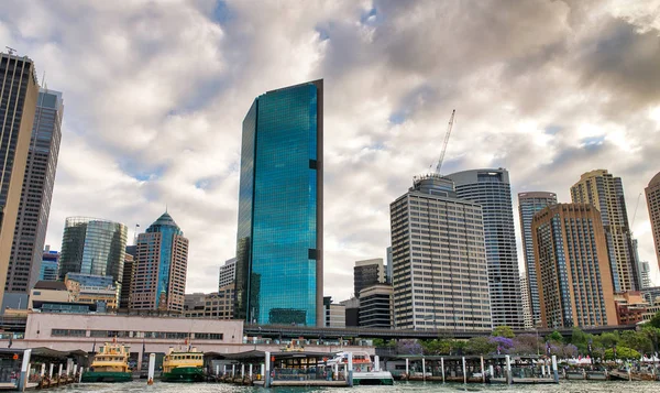 Sydney Harbor Yolcu Gemisinden Downtown Sydney Siluetinin Güzel Görünümü — Stok fotoğraf