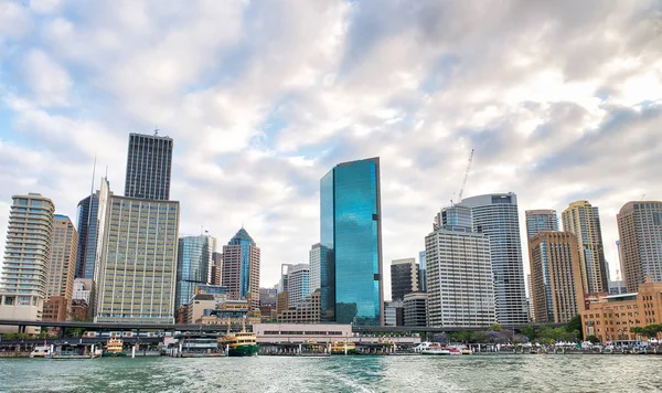 从悉尼港的游轮欣赏悉尼市中心天际线的美丽景色 — 图库照片