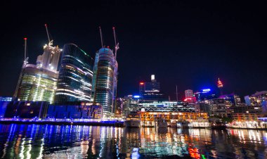 Sidney - 6 Kasım 2015: Gün batımında Sydney Harbor Brudge'un güzel manzarası. Sydney her yıl 20 milyon turist çekiyor.