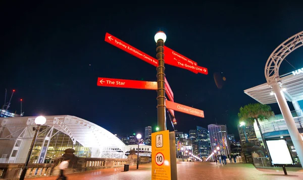 Sidney - 8 Kasım 2015: Darling Harbour'un güzel gece manzarası. Sydney her yıl 20 milyon turist çekiyor.