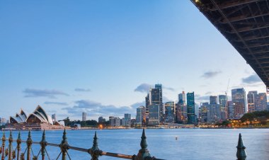 Kirribilli gece Sydney silüetinin panoramik görünümü