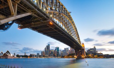 Gece Sydney Harbor Köprüsü, şehir sembolü, Avustralya