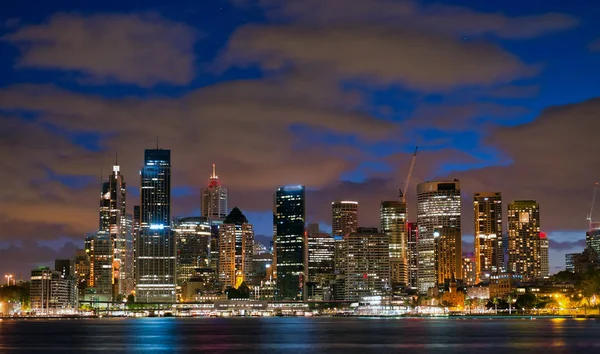 Panoramisch uitzicht op Sydney Skyline 's nachts van Kirribilli — Stockfoto