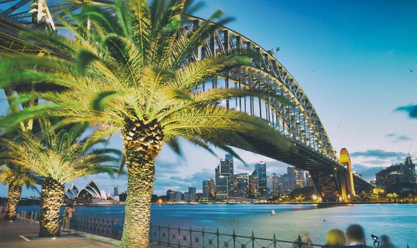 悉尼港大桥在夜间，城市符号，澳大利亚 — 图库照片