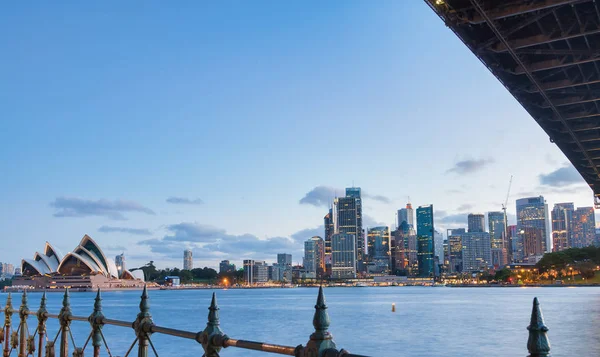 Vista panorámica del horizonte de Sídney por la noche desde Kirribilli — Foto de Stock