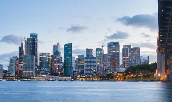 Panorama utsikt över Sydney skyline i skymningen från Kirribilli — Stockfoto