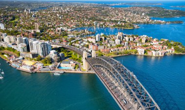 Sydney Harbor Köprüsü 'nün havadan görünümü, şehir sembolü, Avustralya