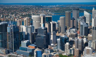 Barangaroo ve CBD ile Sydney silüetinin günbatımı havadan görünümü