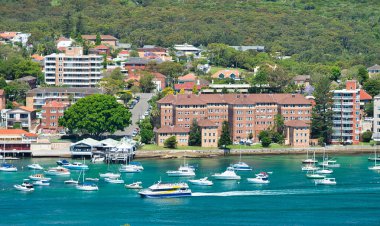 Güneşli bir günde Manly Beach siluetinin panoramik havadan görünümü, aus