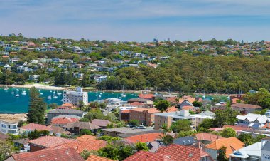 Güneşli bir günde Manly Beach siluetinin panoramik havadan görünümü, aus