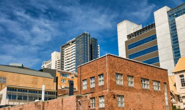 Güneşli mavi gökyüzüne karşı Sydney binaları, Avustralya